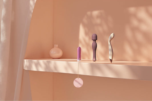 Elegant shelf display with bullet, wand, and G-spot massagers, showing the Iris bullet tagged “FREE” as part of the Smoothervibes offer.